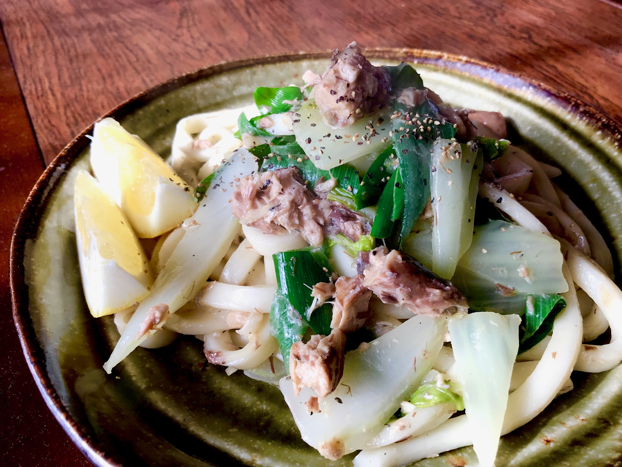 鯖缶レシピ 鯖の水煮缶で作る簡単焼うどん レモンで仕上げて爽やかな美味しさに きみのや のまんぷく日記